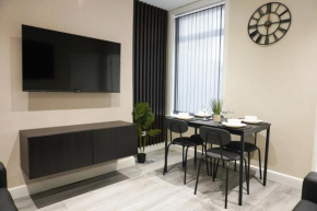 4 Bedroom, Sleeps 8, Free Parking, 2 mins from LFC, 15 Mins City Centre